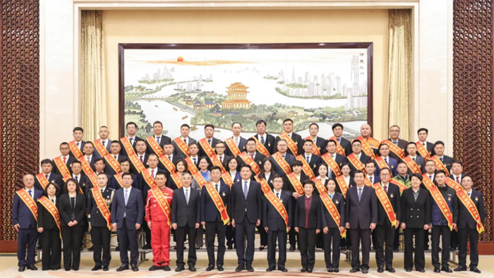 姜冬冬万闻华会见我市2026年省劳模和先进工作者